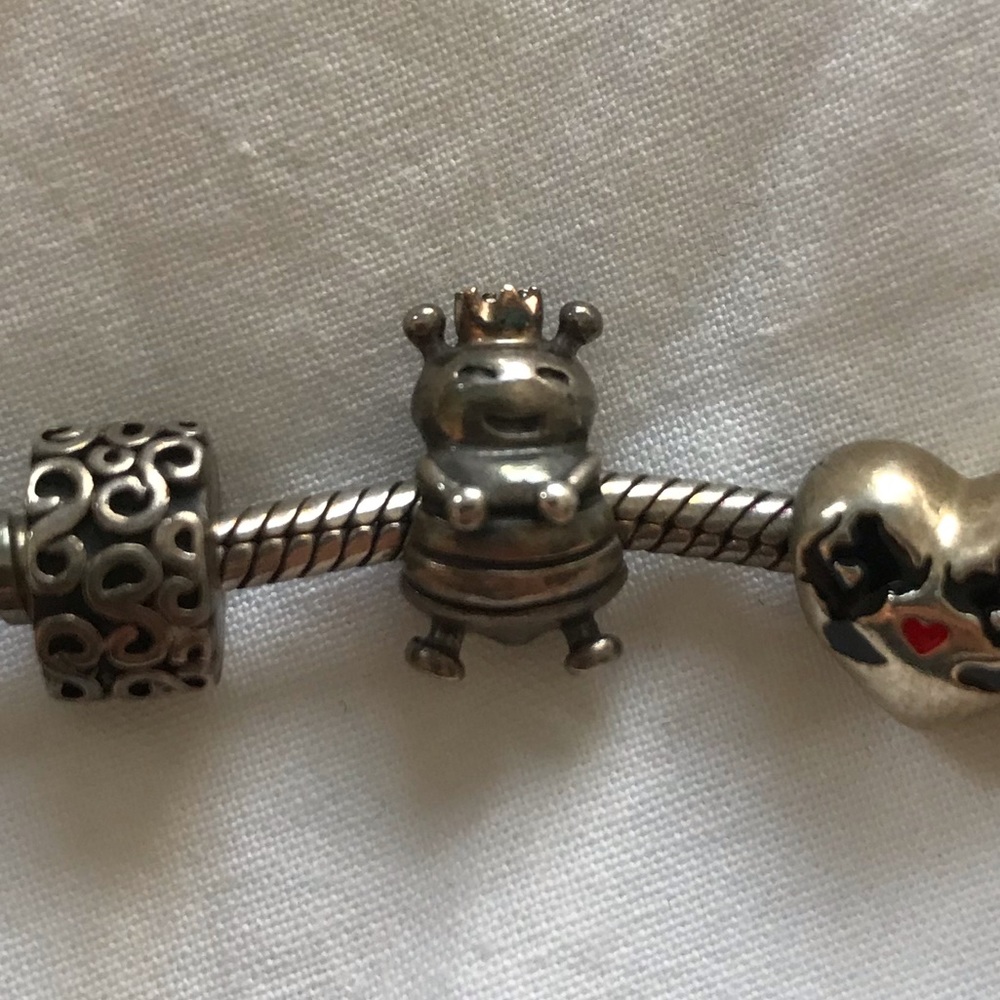 Queen bee Pandora charm